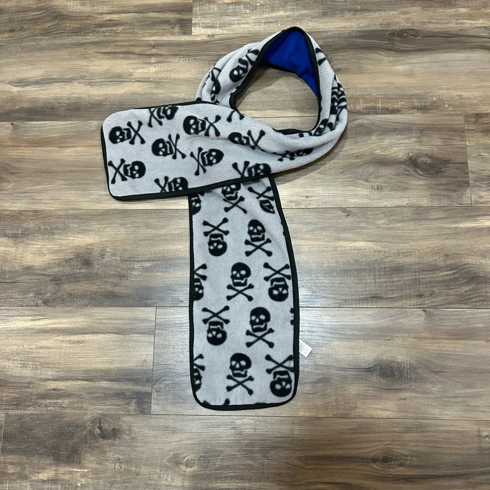 Gothic Skull and Crossbones Scarf - Picture 2 of 4